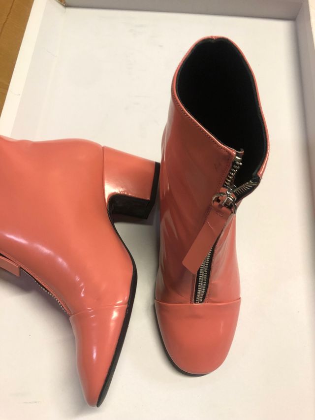 Botines coral con corre delantero