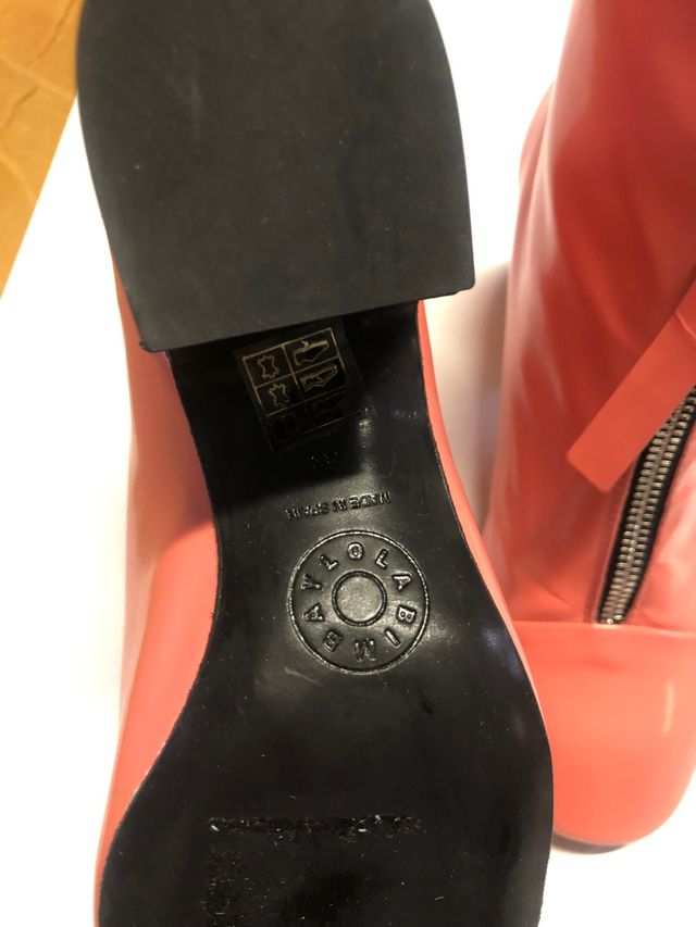 Botines coral con corre delantero