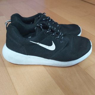 Playeros negros y suela blanca de segunda mano por 8,5 EUR en Valladolid en  WALLAPOP