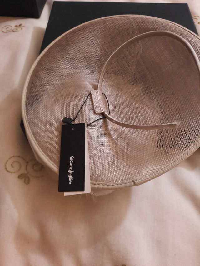 tocado gris con etiquetas