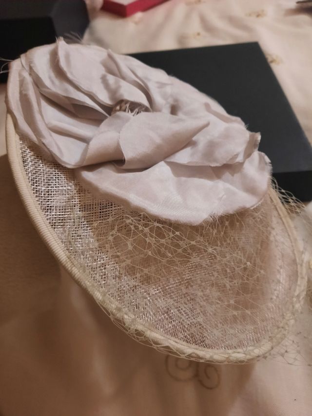 tocado gris con etiquetas