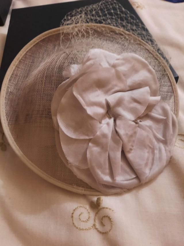 tocado gris con etiquetas