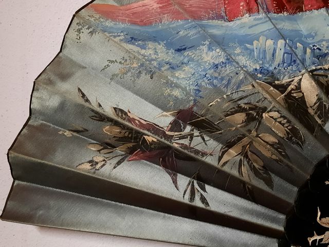 Ventilatore in seta antico, dipinto a mano, con aste laccate