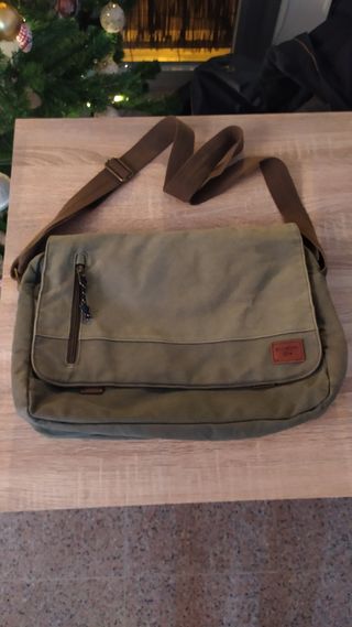 Bandolera marca Billabong Color verde militar de segunda mano por 8 EUR en  Barcelona en WALLAPOP