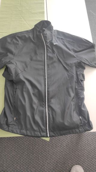 Chaqueta Nike cortavientos running de segunda mano por 20 EUR en Barcelona  en WALLAPOP
