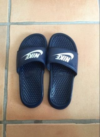 CHANCLAS NIKE TALLA 36 de segunda mano por 9 EUR en Mont-Ras en WALLAPOP