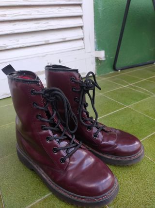 Botas militares granates de segunda mano por 12 EUR en Sant Andreu de  Llavaneres en WALLAPOP
