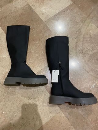 NUEVAS Botas altas BERSHKA con etiqueta Núm.38 de segunda mano por 45 EUR  en Reus en WALLAPOP