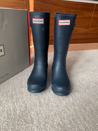 Botas hunter niña de segunda mano por 25 EUR en Mendelu en WALLAPOP