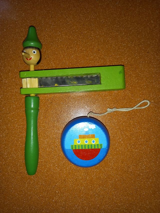 Yoyo y carraca de madera
