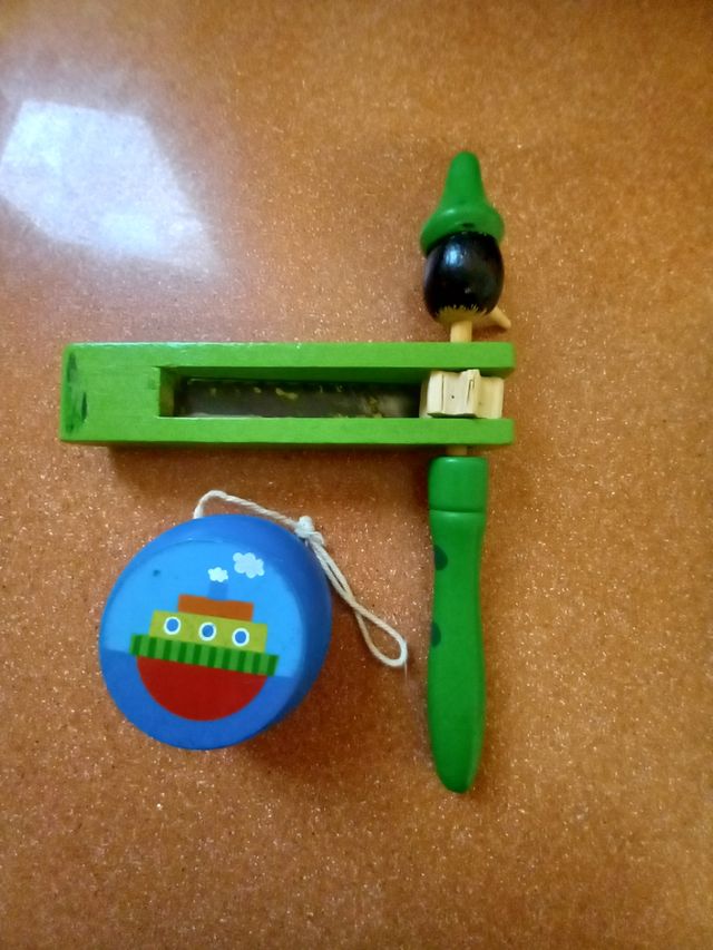 Yoyo y carraca de madera