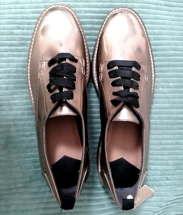 Zapatos dorados Stradivarius