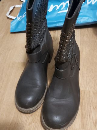 Botines negros mujer negros con tachuelas de segunda mano por 15 EUR en  Fuenlabrada en WALLAPOP
