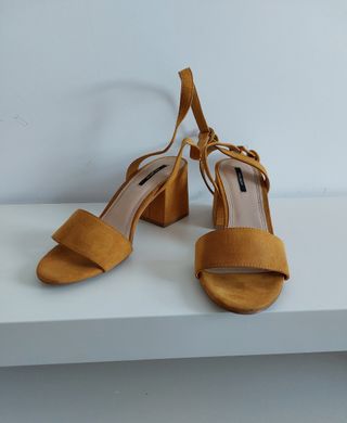 SANDALIAS COLOR MOSTAZA de segunda mano por 10 EUR en Fuenlabrada en  WALLAPOP