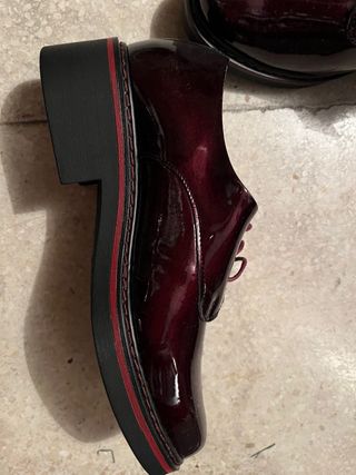 Zapatos Pitillo charol mujer burdeos T38 de segunda mano por 35 EUR en  Móstoles en WALLAPOP