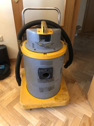 Aspiradora industrial de segunda mano por 100 EUR en Madrid en WALLAPOP