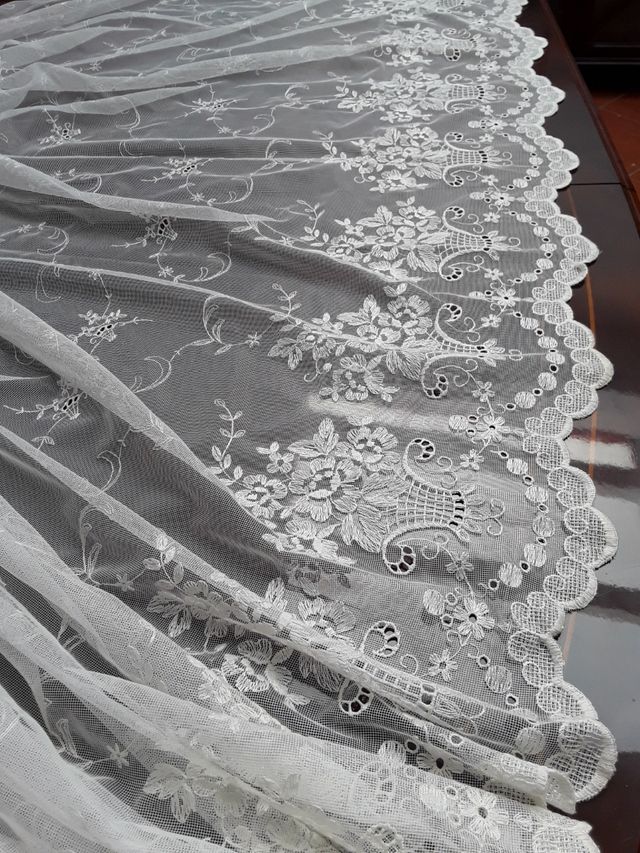 CORTINA CONFECCIONADA CON CESTAS BORDADAS