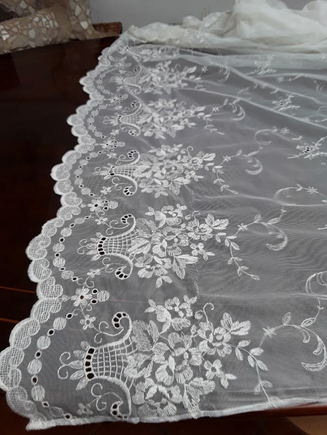 CORTINA CONFECCIONADA CON CESTAS BORDADAS