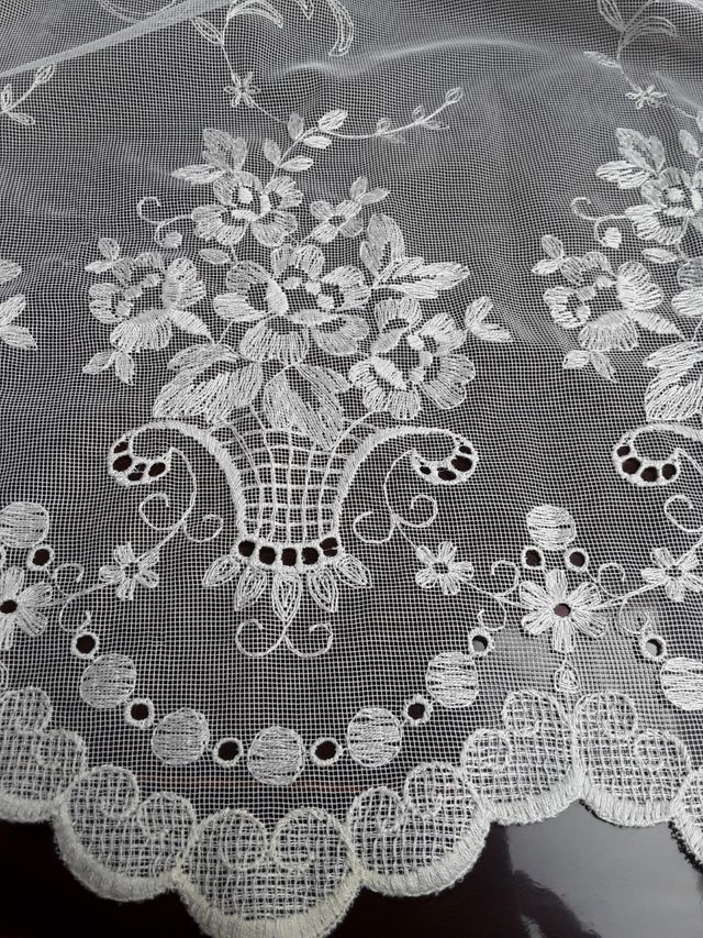 CORTINA CONFECCIONADA CON CESTAS BORDADAS