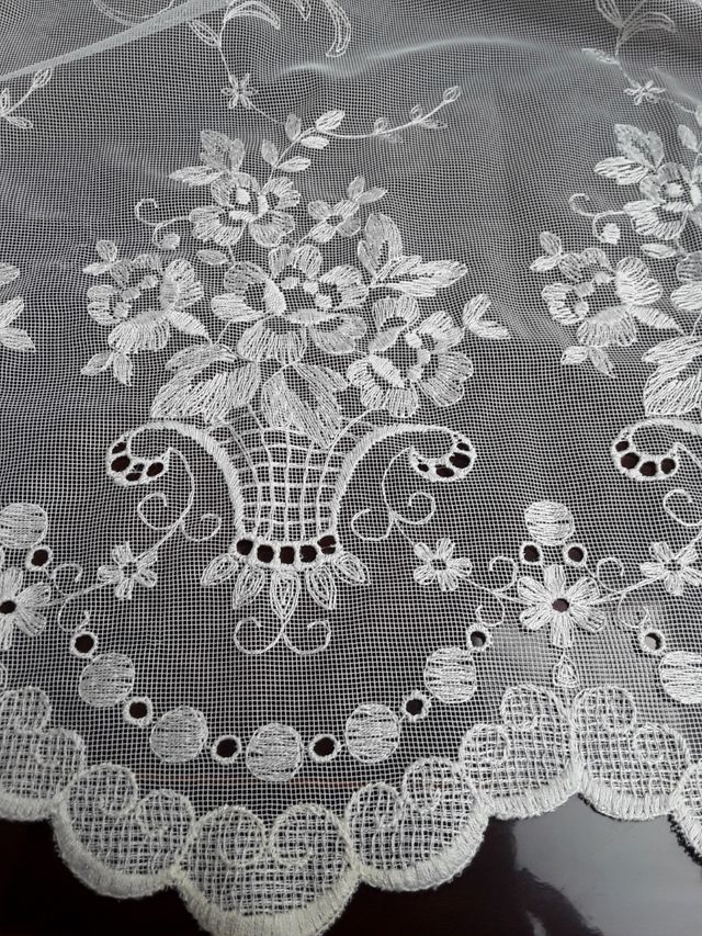 CORTINA CONFECCIONADA CON CESTAS BORDADAS