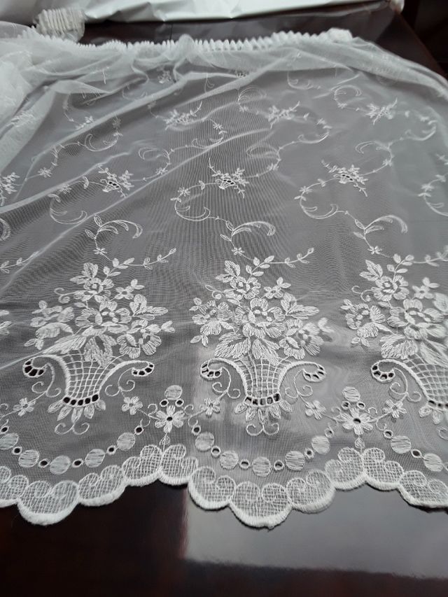 CORTINA CONFECCIONADA CON CESTAS BORDADAS