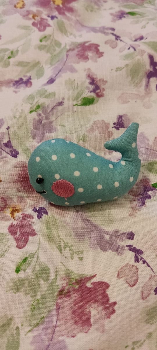 Broche de tela con forma de ballena