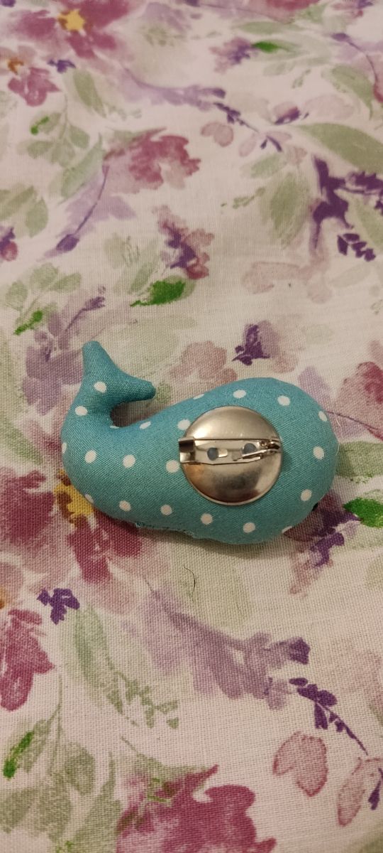 Broche de tela con forma de ballena