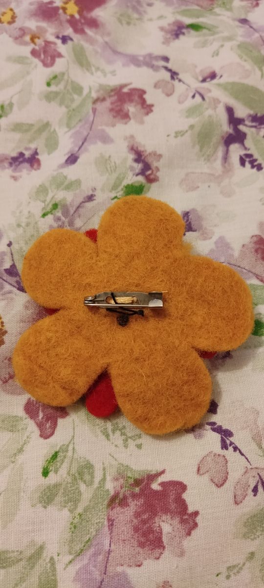 Broche de fieltro