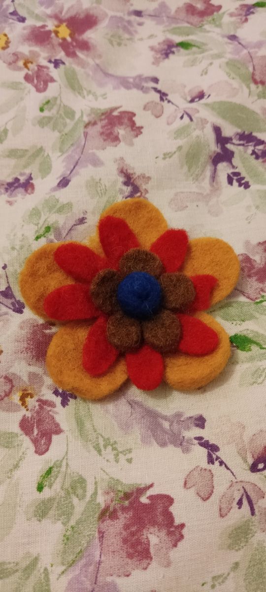 Broche de fieltro