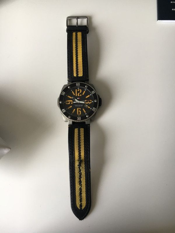 Reloj Tommy Hilfiger en negro y amarillo