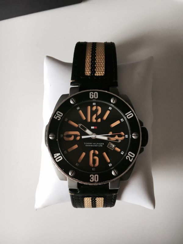 Reloj Tommy Hilfiger en negro y amarillo