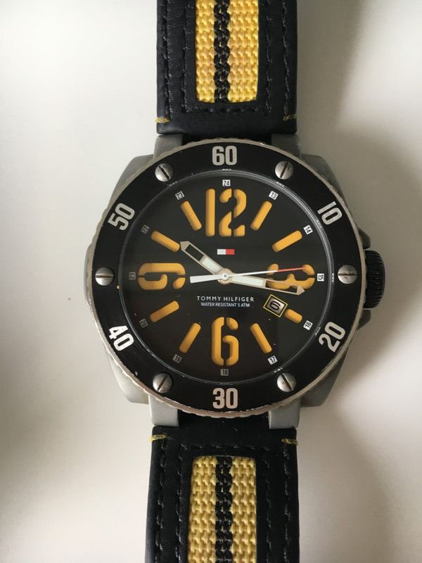 Reloj Tommy Hilfiger en negro y amarillo