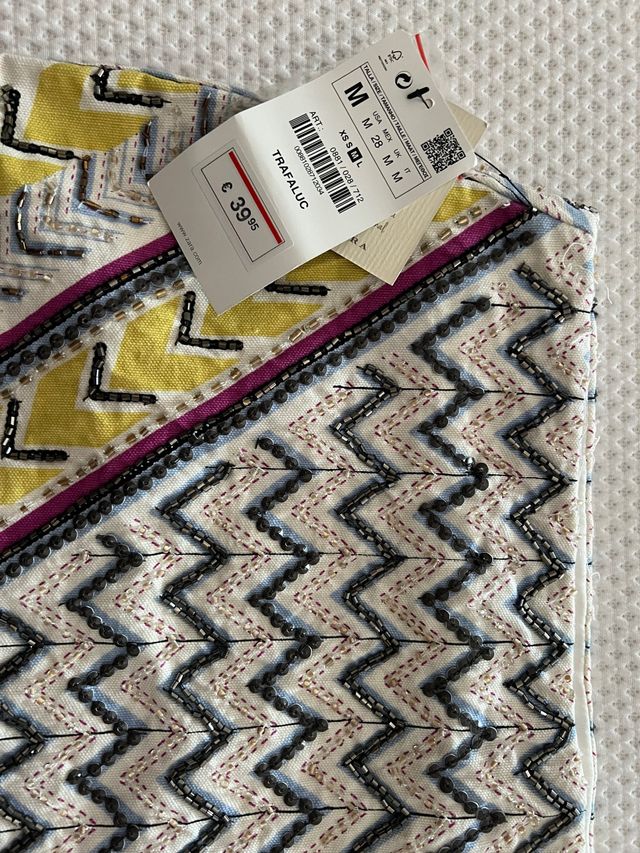 Falda bordada con cristales y abalorios