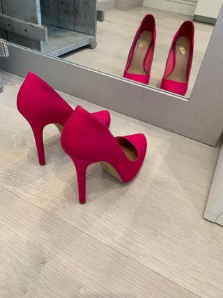 Zapatos altos de tacón rosa fucsia de segunda mano por 5 EUR en Lleida en  WALLAPOP