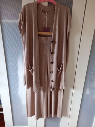 Conjunto chaleco y pantalón ancho de punto. de segunda mano por 25 EUR en  Tres Cantos en WALLAPOP