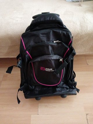 Mochila negra con ruedas de segunda mano por 15 EUR en Barcelona en WALLAPOP