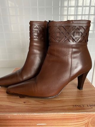 Botines piel marrón n38 de segunda mano por 8 EUR en Elche en WALLAPOP