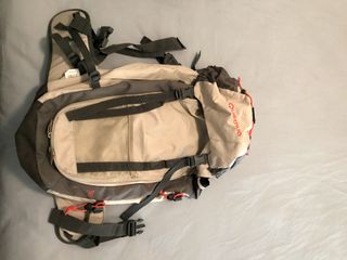Mochila beige Quechua Forclaz 50 litros de segunda mano por 30 EUR en  Sabadell en WALLAPOP