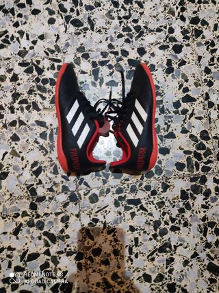 ADIDAS PREDATOR BAMBAS PARA FUTBOL (talla 33) de segunda mano por 10,99 EUR  en La Papiola en WALLAPOP