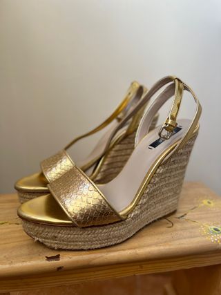 Sandalias de cuña de Zara de segunda mano por 18 EUR en León en WALLAPOP