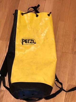 Mochila descenso de barrancos PETZL de segunda mano por 30 EUR en Alcorcón  en WALLAPOP