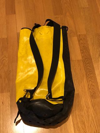 Mochila descenso de barrancos PETZL de segunda mano por 30 EUR en Alcorcón  en WALLAPOP