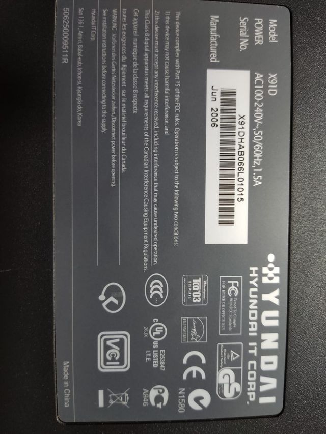 Monitor PC Hyundai más 2 altavoces