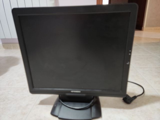Monitor PC Hyundai más 2 altavoces