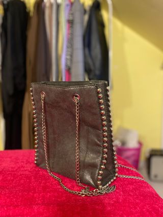 Bolso shopper tachas de zara de segunda mano por 20 EUR en A Coruña en  WALLAPOP