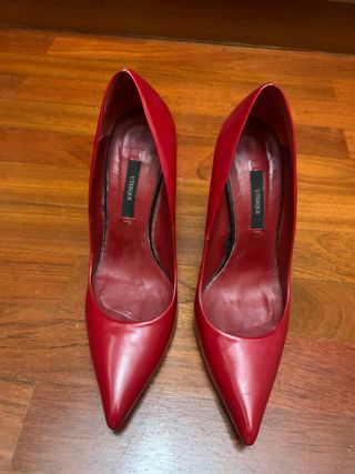 Zapato UTERQÜE salón rojo piel de segunda mano por 40 EUR en Uxes en  WALLAPOP