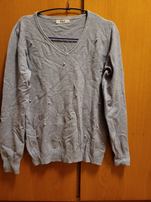 Jersey color azul claro con perlitas. 