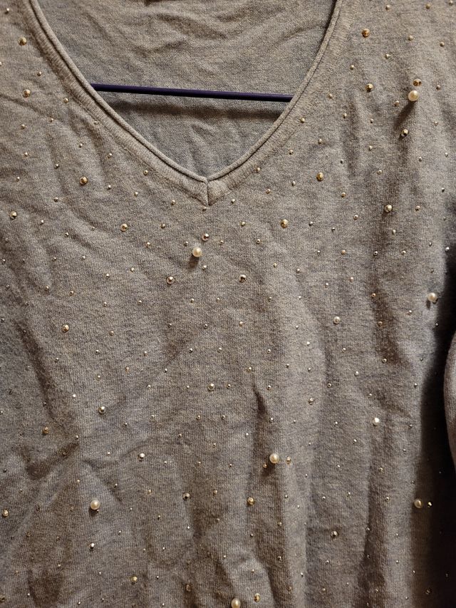 Jersey color azul claro con perlitas. 