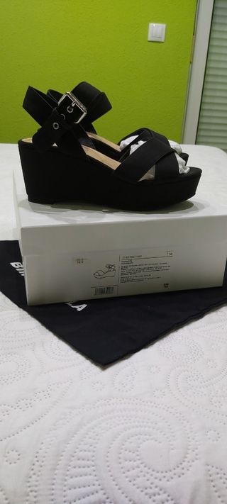 Sandalias cuña negra Bimba y Lola de segunda mano por 45 EUR en Liaño en  WALLAPOP