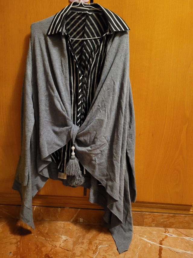 Chaqueta/ color gris con perlitas 